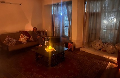 Bemloi Cabaña | Central Shimla|7 Mins-Mall| Kitchen| Laundry 1BDR Duplex |Attic Bedroom| Balcony
