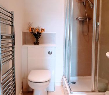 Whittington Apartamento | Central spacious and secure with a double bed