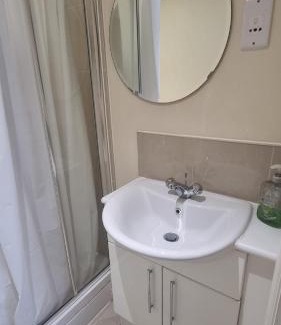 Whittington Apartamento | Central spacious and secure with a double bed