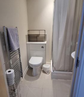 Whittington Apartamento | Central spacious and secure with a double bed