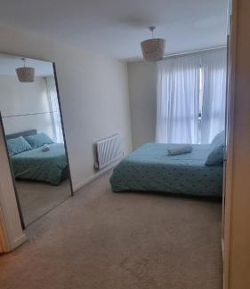 Whittington Apartamento | Central spacious and secure with a double bed