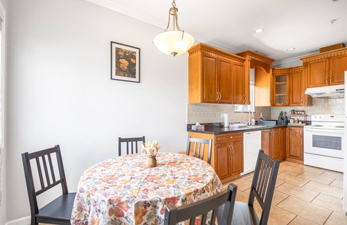 Renfrew-Collingwood Casa | Central Specious 3 bedrooms Upstairs