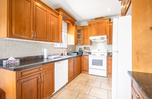 Renfrew-Collingwood Casa | Central Specious 3 bedrooms Upstairs