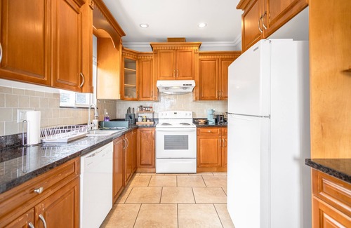 Renfrew-Collingwood Casa | Central Specious 3 bedrooms Upstairs