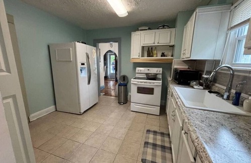 Akron Casa | Central Specious 3B 1.5B Blossom 6 miles Towpath 1