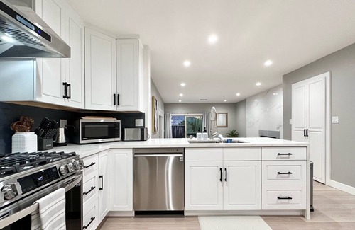 South Sundale Casa | Central Stylish New 3B2b with Pool in Fremont