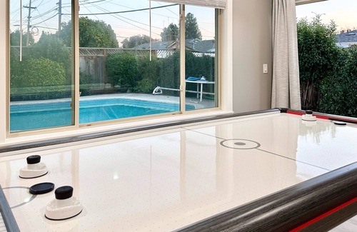South Sundale Casa | Central Stylish New 3B2b with Pool in Fremont