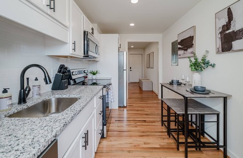Civil Rights Historic District Condominio | Central Suite C - 2 Bedrooms/King Bed/Parking