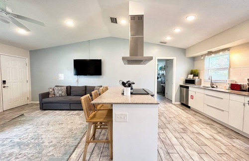St. Petersburg - Clearwater Casa | Central to Downtown St Pete, Trop, Beaches & Tampa - Fabulous location!