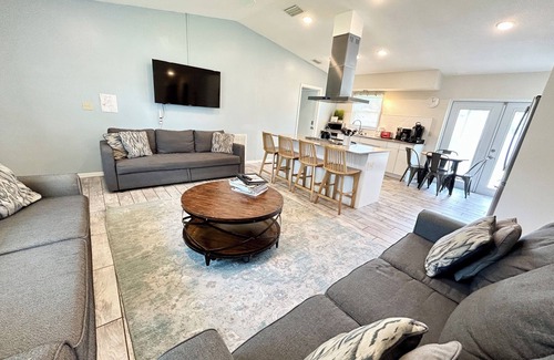 St. Petersburg - Clearwater Casa | Central to Downtown St Pete, Trop, Beaches & Tampa - Fabulous location!