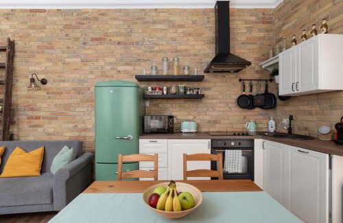 Csarnok negyed Apartamento | Central Vintage Loft - FREE Private Parking - Metro - Tram - AC