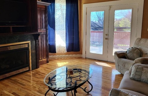 Danville Apartamento | Central W. Main Location! Safe & Ideal for Travelers & Professionals Alike.