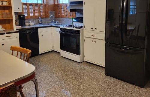 Danville Apartamento | Central W. Main Location! Safe & Ideal for Travelers & Professionals Alike.