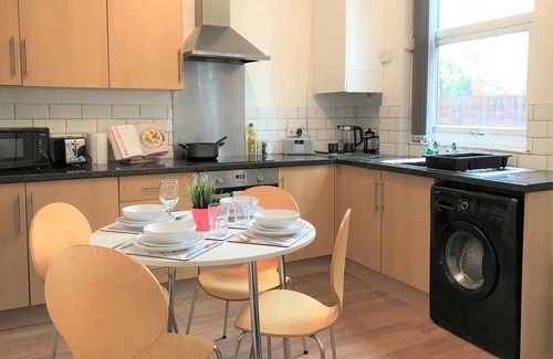Wigan Casa | Central Wigan Welcoming Townhouse Sleeps up to 6