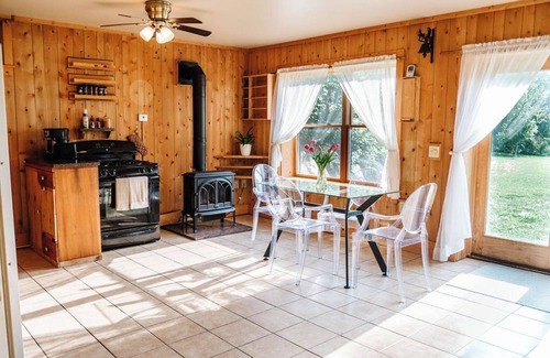 Holden Casa | Central yet quiet Log Cabin on 4 acres with laundry, kitchen, bathroom and sauna