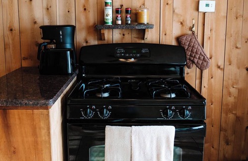 Holden Casa | Central yet quiet Log Cabin on 4 acres with laundry, kitchen, bathroom and sauna