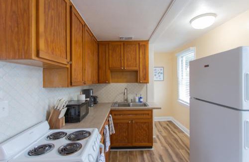 Jacksonville Beach Apartamento | Centrally Located Two Bedroom Unit! Close to Everything!