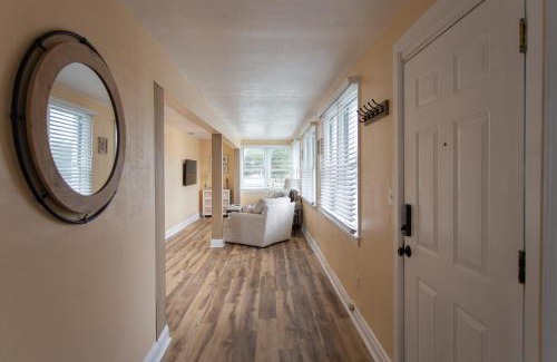 Jacksonville Beach Apartamento | Centrally Located Two Bedroom Unit! Close to Everything!