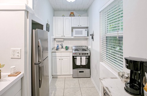 Flamingo Parks Apartamento | Centrally located gem near the beach with fast WiFi & outdoor seating