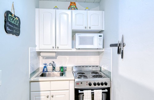 Flamingo Parks Apartamento | Centrally located gem near the beach with fast WiFi & outdoor seating