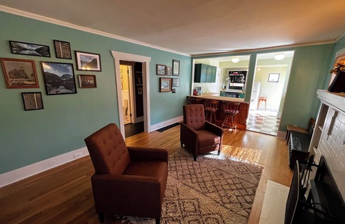 Central District Casa | Centrally located 3 bedroom 2 bathroom craftsman home.