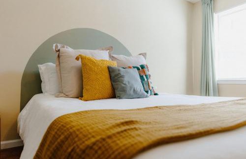 Midtown Apartamento | Centrally Located 3BR Overton Square Fast WiFi Free Parking Yes Pets