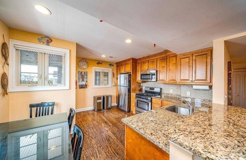 Gold Coast Condominio | CENTRALLY LOCATED, 4BR/3BA, SLP 10, HANDICAP ACCESSIBLE, STEPS TO BEACH