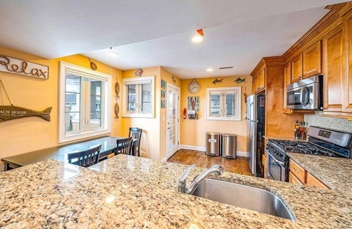 Gold Coast Condominio | CENTRALLY LOCATED, 4BR/3BA, SLP 10, HANDICAP ACCESSIBLE, STEPS TO BEACH
