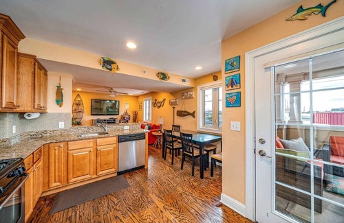 Gold Coast Condominio | CENTRALLY LOCATED, 4BR/3BA, SLP 10, HANDICAP ACCESSIBLE, STEPS TO BEACH