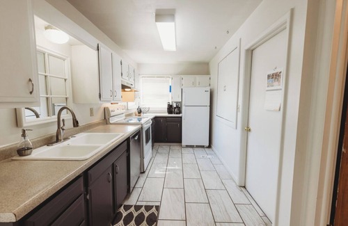 Billings Casa | Centrally located 4Bedroom, 5 BEDs & 2Bath; Beautiful backyard