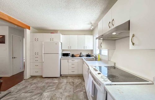 Downtown Gatineau Casa | Centrally located, 5BR Bungalow