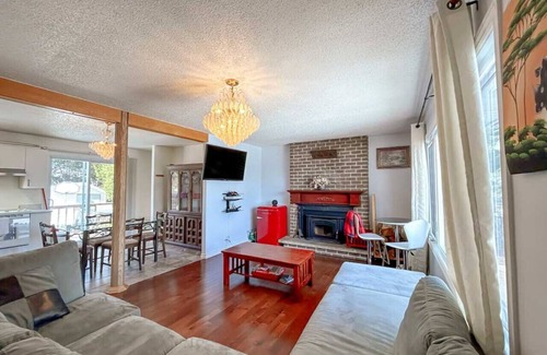 Downtown Gatineau Casa | Centrally located, 5BR Bungalow
