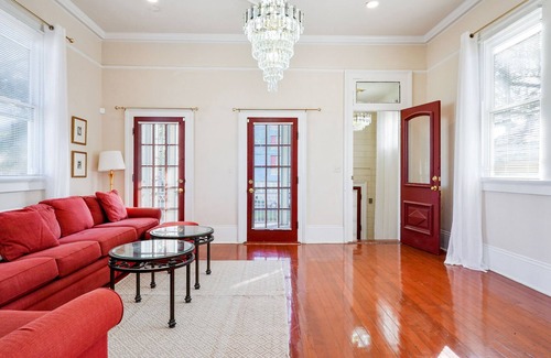 Milan Casa | Centrally located city escape with WiFi, full kitchen, central AC - snowbirds OK