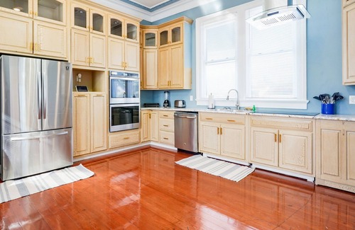 Milan Casa | Centrally located city escape with WiFi, full kitchen, central AC - snowbirds OK