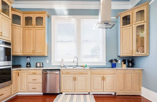 Milan Casa | Centrally located city escape with WiFi, full kitchen, central AC - snowbirds OK