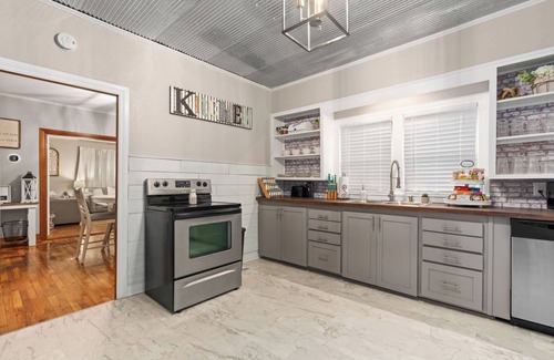 Paris Casa | Centrally located, cozy, cottage style home in Paris, Arkansas.