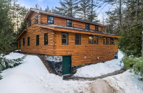 Newbury Casa | Centrally Located Custom Log House
