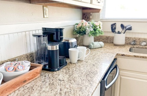 Laurel Apartamento | Centrally Located Downtown, Full Kitchen, Patio