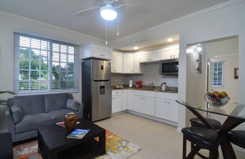 Molynes Gardens Apartamento | Centrally Located Guest Apartments III