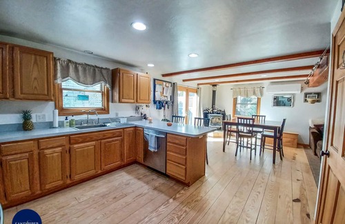 Lagoon Heights Casa | Centrally located home in private neighborhood of Oak Bluffs.