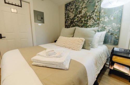Memphis Casa | Centrally Located Memphis Tiny Home Queen Bed REAR