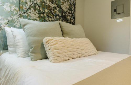 Memphis Casa | Centrally Located Memphis Tiny Home Queen Bed REAR