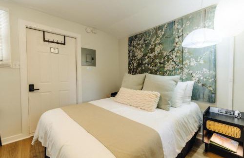 Memphis Casa | Centrally Located Memphis Tiny Home Queen Bed REAR
