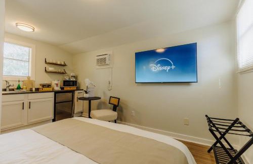 Memphis Casa | Centrally Located Memphis Tiny Home Queen Bed REAR