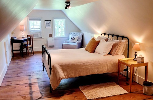 Whitefield Otro | Centrally located MidCoast country farmhouse suite, just 20 minutes to Route 1!