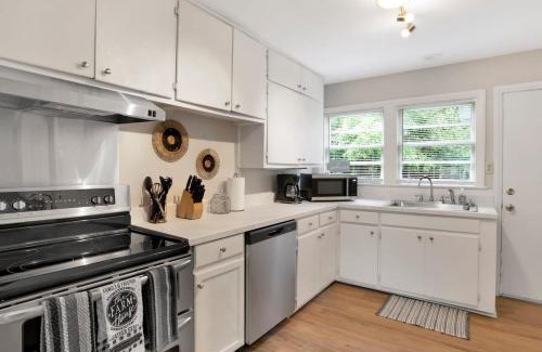 Mobile Casa | Centrally Located Midtown Cottage-HistoricDistrict