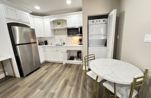 Town N County Park Apartamento | Centrally located modern studio W/D in fabulous Tampa close to TPA and highways