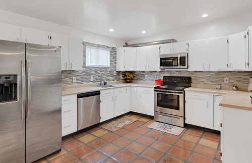 Blenman-Elm Casa | Centrally Located Modern 4-Bedroom House with Tons of Amenities