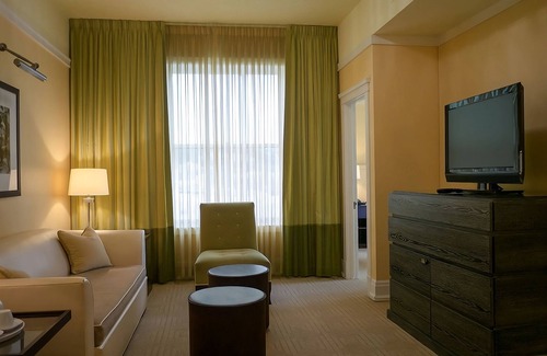 Goose Hollow Hotel | Centrally Located Near Portland Art Museum! Luxe Accommodation, Pets Allowed!