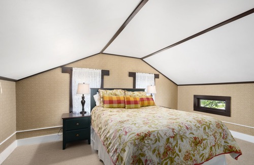 Dundee Casa | Centrally Located Quaint Country Cottage Built in the 1850's